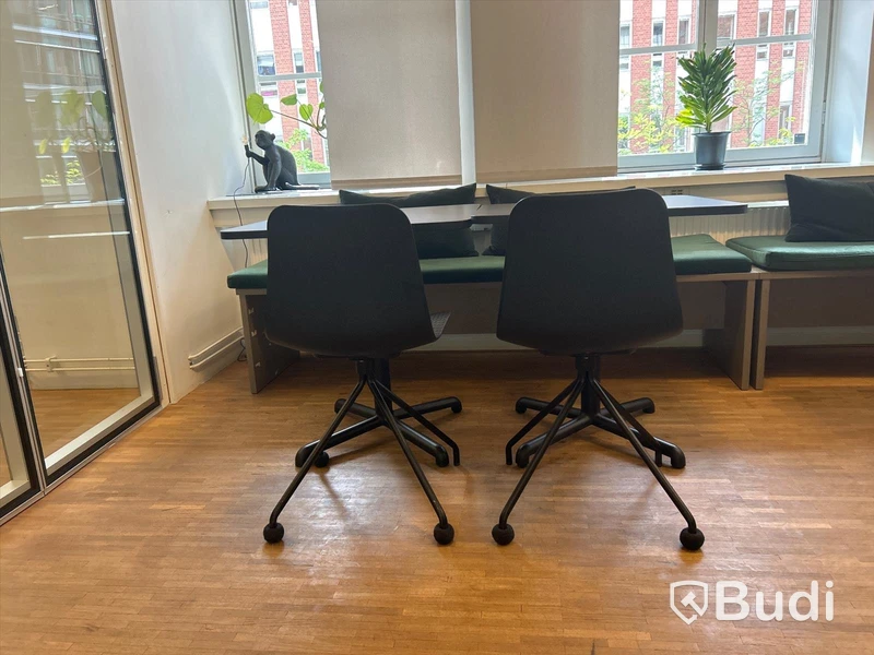 2 st. Cafébord samt 2 st. stolar med sittbänk, inkl. sittdyna och 2 st. kuddar