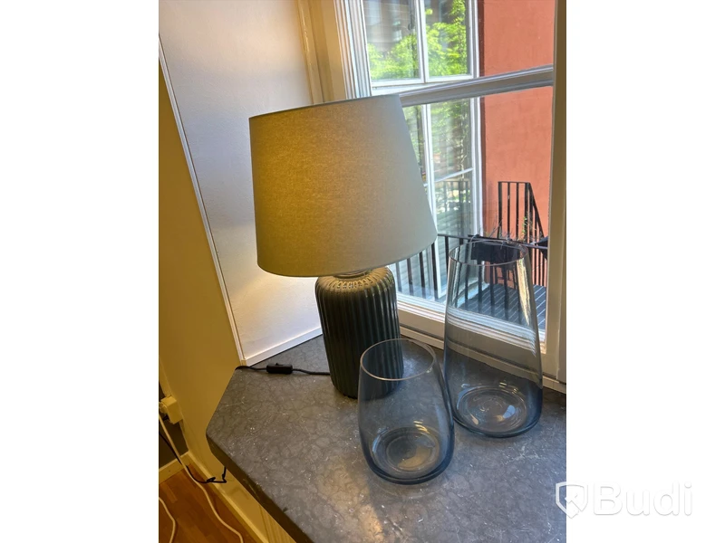 Bordslampa och 2 st. glasvaser
