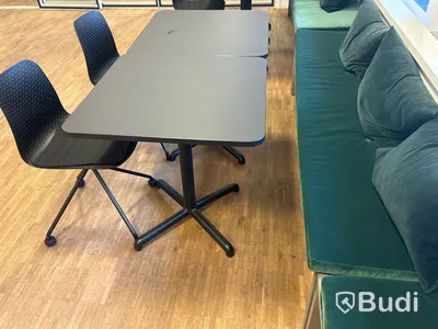 2 st. Cafébord, 2 st. stolar samt sittbänk, inkl. sittdyna och 3 st. kuddar