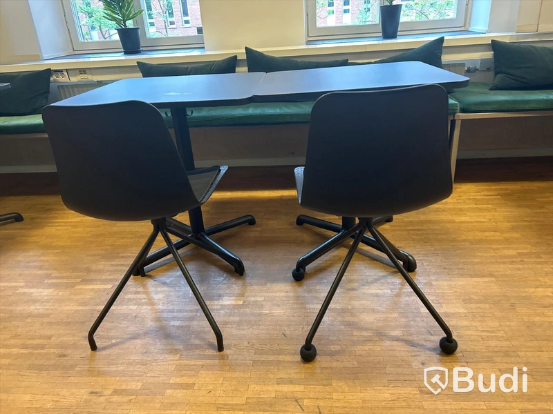 2 st. Cafébord, 2 st. stolar samt sittbänk, inkl. sittdyna och 3 st. kuddar