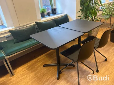 2 st. Cafébord, 2 st. stolar och sittbänk, inkl sittdyna och 3 st. kuddar