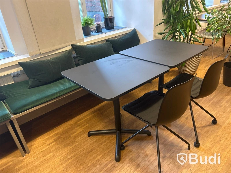 2 st. Cafébord, 2 st. stolar och sittbänk, inkl sittdyna och 3 st. kuddar