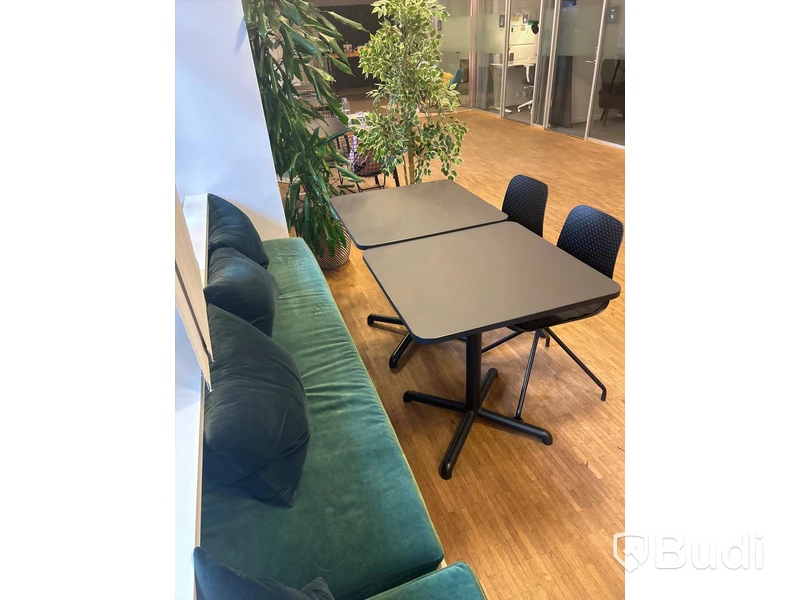 2 st. Cafébord, 2 st. stolar och sittbänk, inkl sittdyna och 3 st. kuddar
