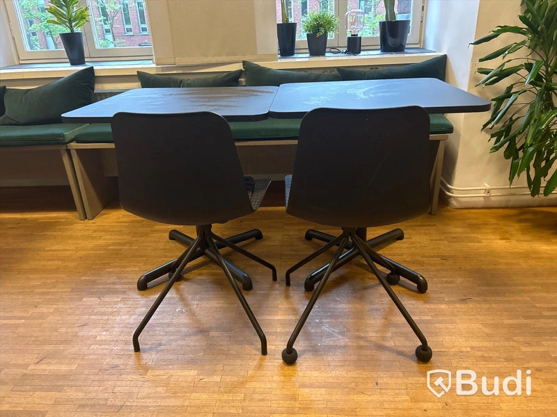 2 st. Cafébord, 2 st. stolar och sittbänk, inkl sittdyna och 3 st. kuddar