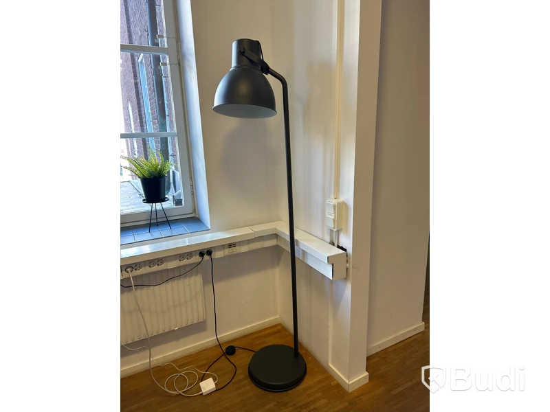 Svart golvlampa