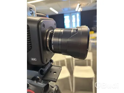 Kamera Blackmagic design med stativ Manfrotto samt kameralins Lumix 12-60 mm