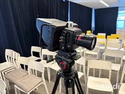 Kamera Blackmagic design med stativ Manfrotto samt kameralins Lumix 12-60 mm