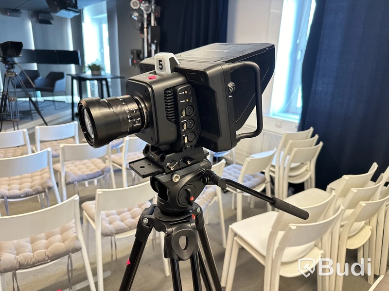Kamera Blackmagic design med stativ Manfrotto samt kameralins Lumix 12-60 mm
