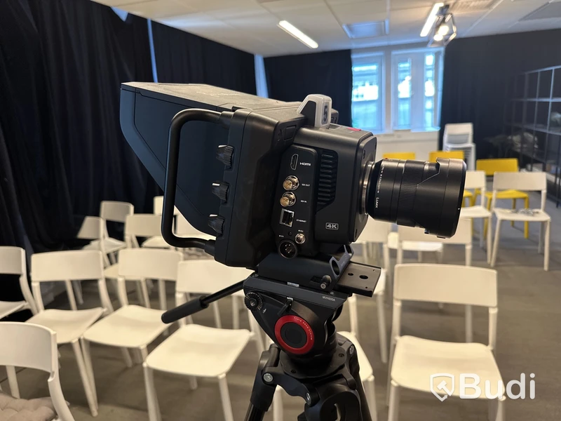 Kamera Blackmagic design med stativ Manfrotto samt kameralins Lumix 12-60 mm