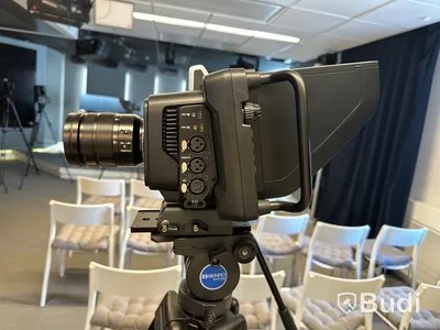 Kamera blackmagic design med stativ Benro samt kameralins Lumix 12-60 mm