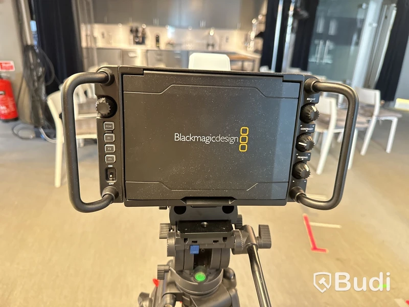 Kamera blackmagic design med stativ Benro samt kameralins Lumix 14-42 mm