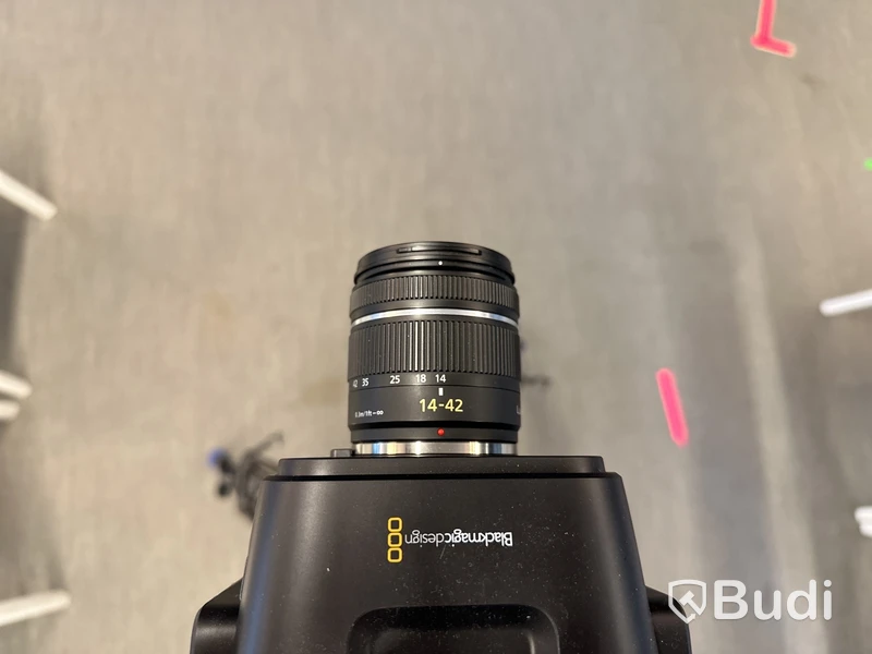 Kamera blackmagic design med stativ Benro samt kameralins Lumix 14-42 mm