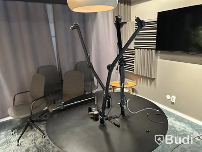 Bord och 4 st mikrofonarmar till podmickar