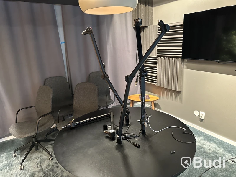Bord och 4 st mikrofonarmar till podmickar