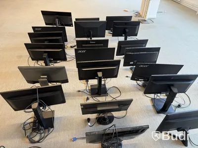 Parti med 24 st. datorskärmar