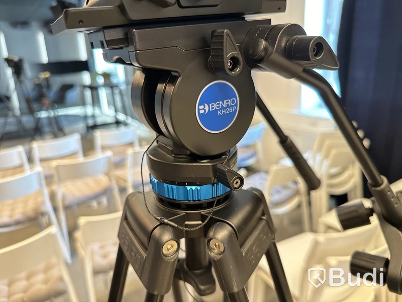 Kamera blackmagic design med stativ Benro samt kameralins Lumix 35-100 mm