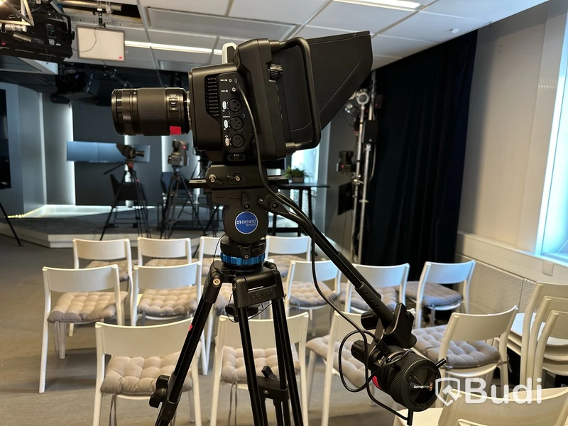 Kamera blackmagic design med stativ Benro samt kameralins Lumix 35-100 mm