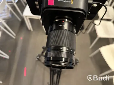 Kamera blackmagic design med stativ Benro samt kameralins Lumix 35-100 mm