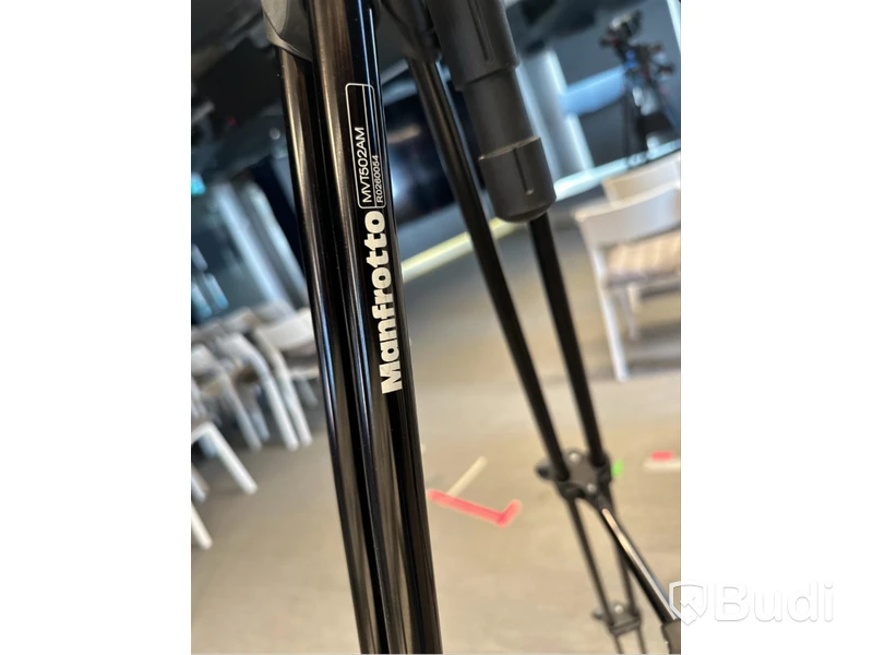 Kamera blackmagic design med stativ Manfrotto samt kameralins Lumix 12-35 mm