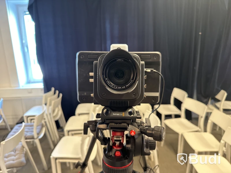 Kamera blackmagic design med stativ Manfrotto samt kameralins Lumix 12-35 mm