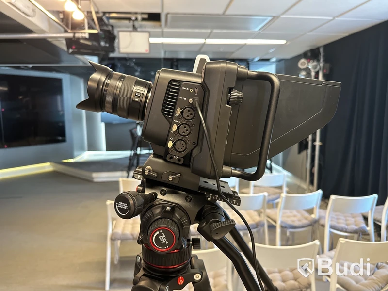 Kamera blackmagic design med stativ Manfrotto samt kameralins Lumix 12-35 mm