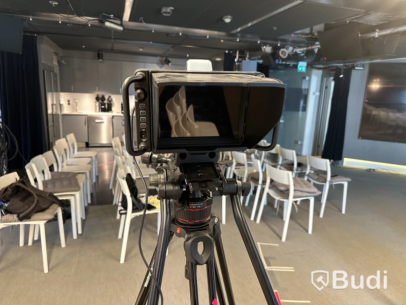 Kamera blackmagic design med stativ Manfrotto samt kameralins Lumix 12-35 mm
