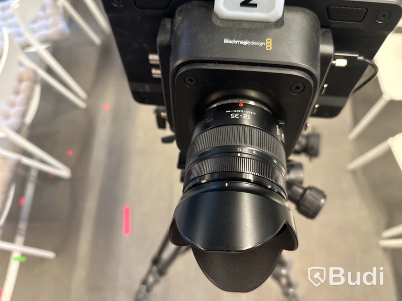 Kamera blackmagic design med stativ Manfrotto samt kameralins Lumix 12-35 mm