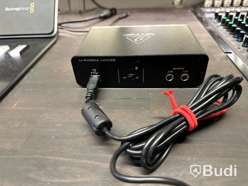 Behringer u-phoria UMC22 med kabel