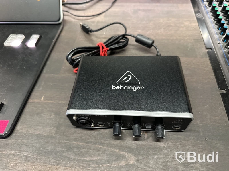 Behringer u-phoria UMC22 med kabel