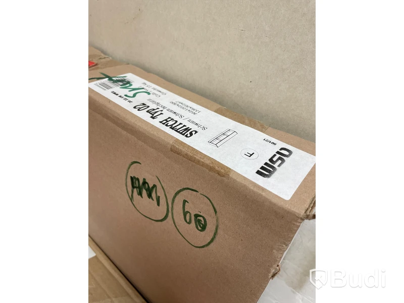 Vitrin Switch typ 02 svart, 30x120x30 cm Nypris: 1890 kr