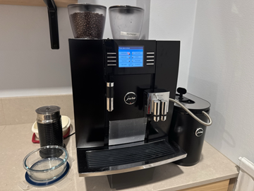 Kaffemaskin, Jura Giga X8C inklusive mjölkkylare