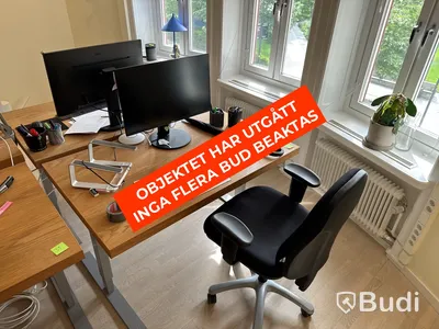Höj- och sänkbart skrivbord i ekfanér med kontorsstol och skärm