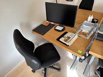 Höj- och sänkbart skrivbord i ekfanér med kontorsstol och skärm