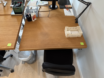 Höj- och sänkbart skrivbord i ekfanér med kontorsstol och lampa