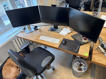Höj- och sänkbart skrivbord i ekfanér med kontorsstol och 3 st. skärmar