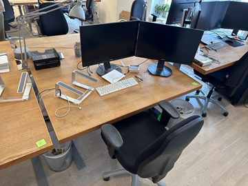 Skrivbord i ekfanér med kontorsstol och 2 st. skärmar