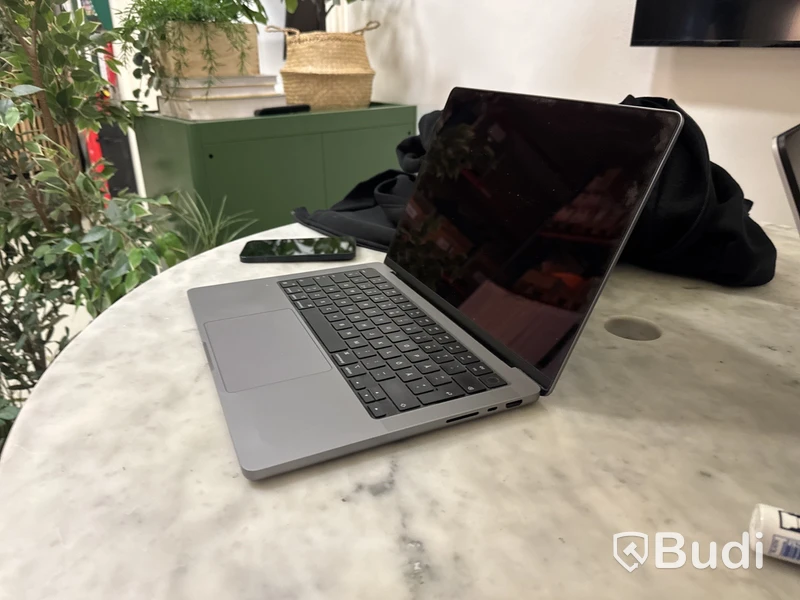 1 st. MacBook Pro