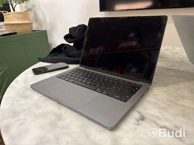 1 st. MacBook Pro