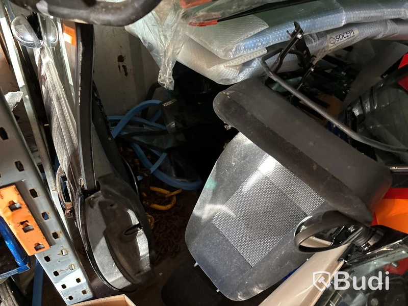 Reservdelar till mopedbilar.