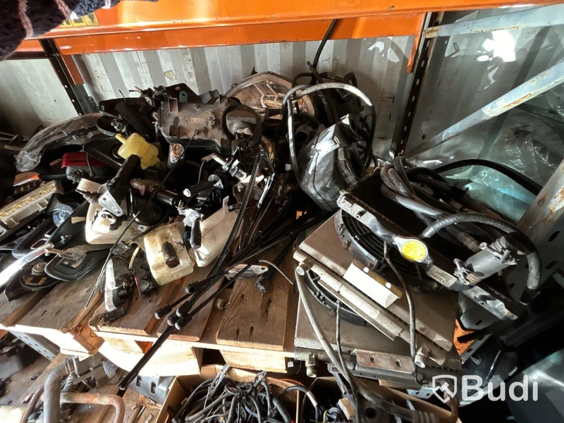 Reservdelar till mopedbilar.
