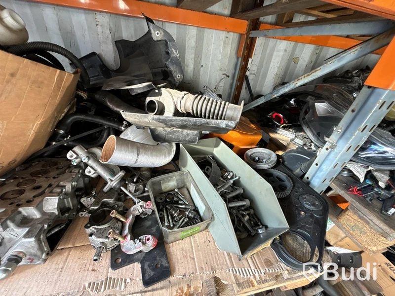 Reservdelar till mopedbilar.