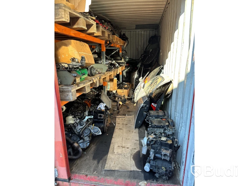 Reservdelar till mopedbilar.