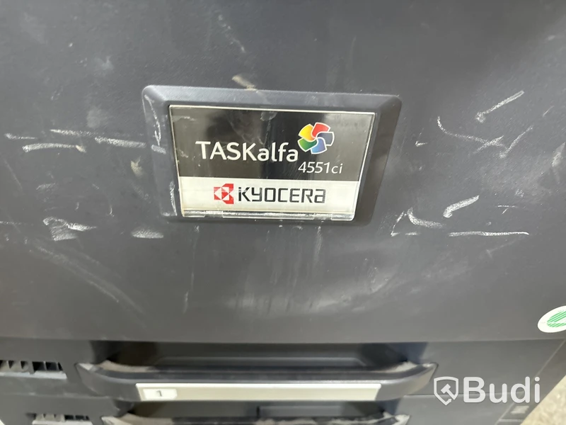 Skrivbord, kunddisk, skärmar m.m.