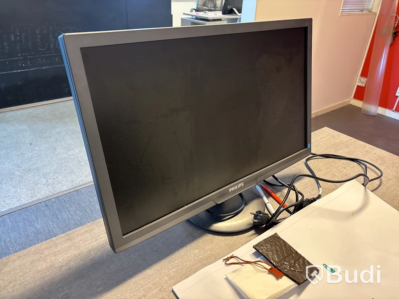 Skrivbord, kunddisk, skärmar m.m.