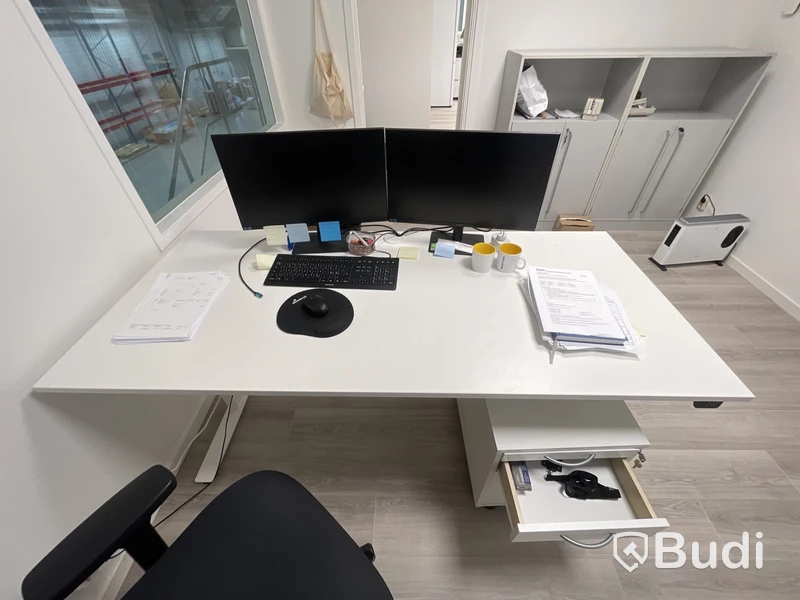 Höj- och sänkbart skrivbord med kontorsstol, hurts, 2 st. Samsung-skärmar och tangentbord