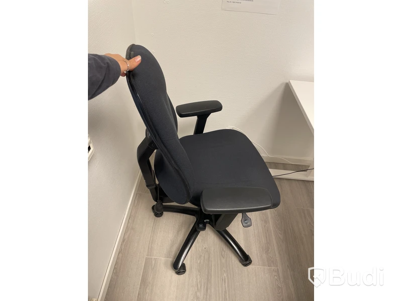 Höj- och sänkbart skrivbord med kontorsstol, hurts, 2 st. Samsung-skärmar och tangentbord