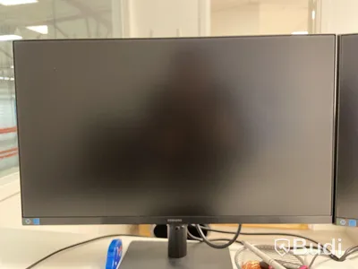 Höj- och sänkbart skrivbord med kontorsstol, hurts, 2 st. Samsung-skärmar och tangentbord