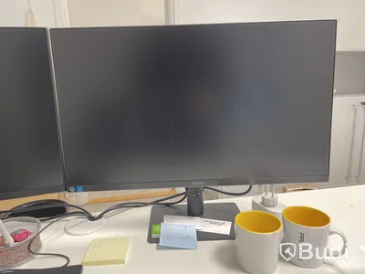 Höj- och sänkbart skrivbord med kontorsstol, hurts, 2 st. Samsung-skärmar och tangentbord