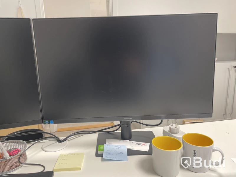 Höj- och sänkbart skrivbord med kontorsstol, hurts, 2 st. Samsung-skärmar och tangentbord