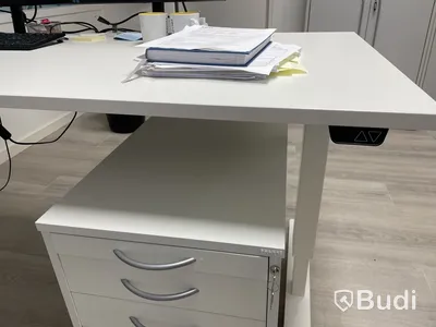 Höj- och sänkbart skrivbord med kontorsstol, hurts, 2 st. Samsung-skärmar och tangentbord